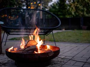 马特劳森蒂姆赖Mátrai Kisház的长凳前的火坑