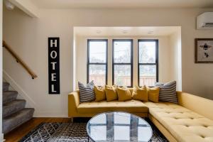 ポートランドにあるCharming SE Home - Farmhouse Style - Remodeledのソファとガラスのテーブルのあるリビングルーム