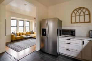 ポートランドにあるCharming SE Home - Farmhouse Style - Remodeledのキッチン(ステンレス製の冷蔵庫付)、リビングルーム