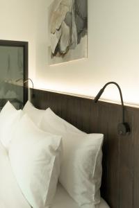 - un lit avec des oreillers blancs et une lampe dans l'établissement Green Garden Villa Hotel, à Nai Harn Beach