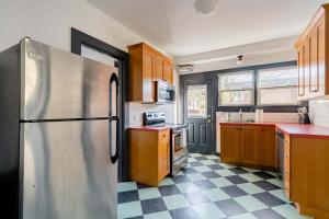 cocina con nevera de acero inoxidable y suelo a cuadros en Stay Portland - Perfectly Restored Craftsman - Eateries & Coffee, en Portland 24 fotos más