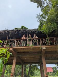 シギリヤにあるSigiriya Rock View Tree houseの橋の上に立つ群衆