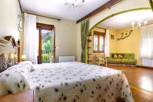 a bedroom with a large bed in a room at Casa Rural La Praderia in Ríolastras