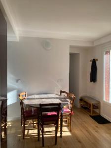 サン・シャフレにあるMountain getaway in Saint-Chaffreyのテーブルと椅子のあるダイニングルーム