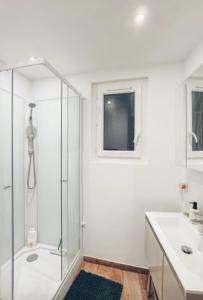 サン・シャフレにあるMountain getaway in Saint-Chaffreyのシャワーと洗面台を備えた白いバスルーム