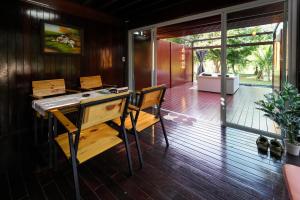 une chambre avec une table et des chaises dans une maison dans l'établissement 19 Degrees Resort, à Sai Yok