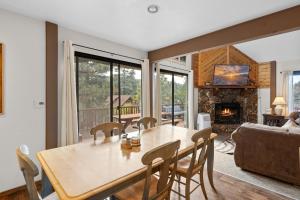 Et opholdsområde på Bear Canyon: Large Cabin, Beautiful Views & HotTub