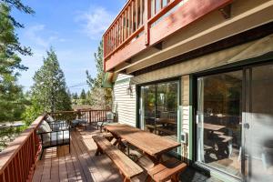 En balkon eller terrasse på Bear Canyon: Large Cabin, Beautiful Views & HotTub + 23 billeder