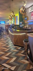 un restaurante con un bar con suelo a cuadros en Heavenly Huts GC056, en Saint Osyth