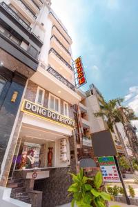 Un edificio con un cartel de "Doing Do Airport" en él. en Dong Do Airport Hotel, en Ho Chi Minh