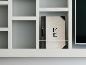 Una estantería blanca con una caja. en Hotel Edit Yokohama, en Yokohama