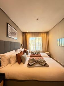 ein Schlafzimmer mit einem großen Bett mit einer Fliege darauf in der Unterkunft Dally Apart Hotel in Rabat