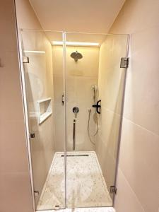 eine Dusche mit einer Glastür in einem Badezimmer in der Unterkunft Dally Apart Hotel in Rabat + 5 Fotos
