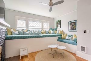 un salon avec un canapé bleu et une fenêtre dans l'établissement Stay Portland - PDX Art Deco Lounge - Local Eateries, Bars & Shops, à Portland