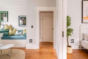 un salon avec un canapé bleu dans une pièce dans l'établissement Stay Portland - PDX Art Deco Lounge - Local Eateries, Bars & Shops, à Portland 20 autres photos