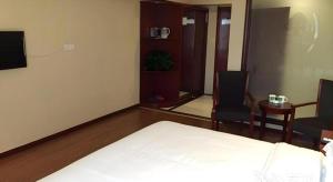 TV a/nebo společenská místnost v ubytování GreenTree Inn Anhui Suzhou Baima Mall Express Hotel + 48 fotografií