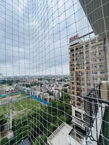 una vista de una ciudad desde un edificio en Ghar - near expo mart -cozy stay away from home, en Greater Noida