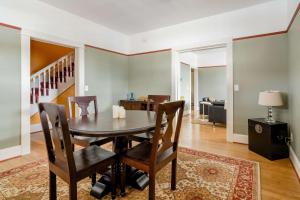 une salle à manger avec une table et des chaises dans l'établissement Stay Portland - Sun-filled Home in Buckman Neighborhood with 2BRs, à Portland