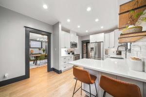 Η κουζίνα ή μικρή κουζίνα στο 3BR House - Renovated - Parking - Fast Wifi