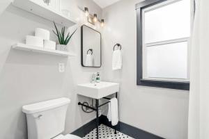 Ένα μπάνιο στο 3BR House - Renovated - Parking - Fast Wifi