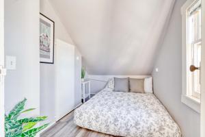 Ένα ή περισσότερα κρεβάτια σε δωμάτιο στο Stay Portland - Luxury Portland Gem! 99 Walk Score, New Remodel