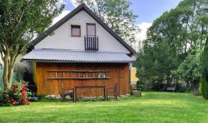 BatizovceにあるAgathaのポーチと窓のある木造の小屋