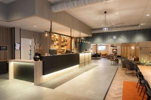 a lobby with a bar and a restaurant at Scandic Victoria Lillehammer in Lillehammer