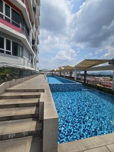 una piscina al lado de un edificio en The Octagon -The City Centre Signature Suite in Ipoh, en Ipoh