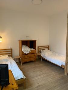 Habitación con 2 camas, vestidor y TV. en Willkommen24, en Pfullingen