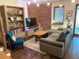 BatizovceにあるAgathaのソファとテレビのあるリビングルーム