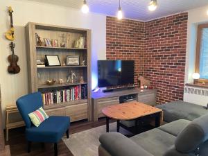 BatizovceにあるAgathaのソファとテレビのあるリビングルーム +11枚の写真