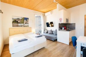 a living room with a white couch and a table at 214 Salzburg, Studio Apartment, 30m2, 2-4 Personen in Klagenfurt