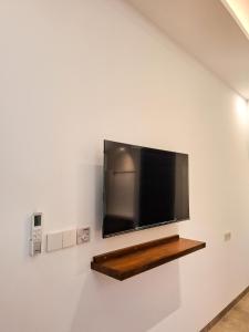 ein Flachbildfernseher, der an einer Wand hängt in der Unterkunft White Seeds Boutique Villas in Gili Trawangan + 26 Fotos