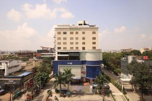 a tall white building in the middle of a city at Lemon Tree Hotel, Ranchi in Rānchī