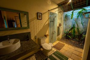 エッラにあるElla Nine Peaksの洗面台と水槽付きシャワーを備えたバスルーム +188枚の写真