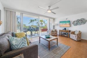 una sala de estar con un sofá y una mesa en Island Surf 306 · ISF 306 1BD w Ocean Views AC Pool Near Beach, en Kihei