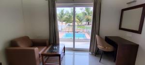 Bazén v ubytování Aarunya Resort nebo v jeho okolí + 6 fotografií