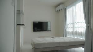 a white room with a bed and a window at Opt熊本益城 in Mashiki