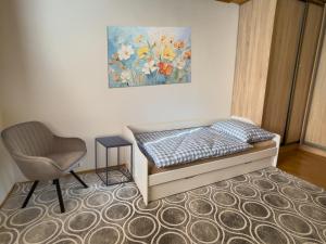 BatizovceにあるAgathaのベッドルーム1室(ベッド1台、椅子、絵画付)