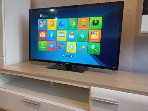 einen Flachbild-TV auf einer Kommode in der Unterkunft GREEN HILL Lux Apartments in Sokobanja + 63 Fotos