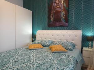 En eller flere senge i et værelse på GREEN HILL Lux Apartments + 74 billeder