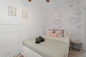 ein Schlafzimmer mit einem Bett, auf dem ein Stofftier liegt in der Unterkunft Oasis del Sur in San Miguel de Abona + 20 Fotos