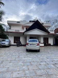 un coche aparcado en un estacionamiento frente a una casa en Haveninn, en Kallana