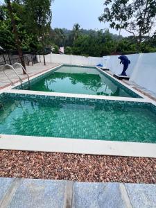 un hombre montando en monopatín en una piscina en Haveninn, en Kallana