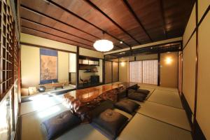 ein Wohnzimmer mit Sofa und Tisch in der Unterkunft The Tenpō in Kyōto