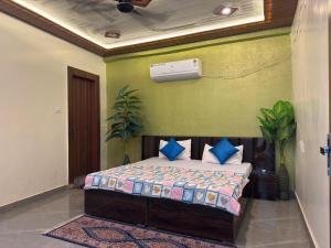 Una cama o camas en una habitación de Hotel Vrindavan View