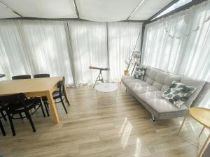 BatizovceにあるAgathaのソファとテーブルのあるリビングルーム