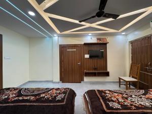 Una televisión o centro de entretenimiento en Hotel Vrindavan View