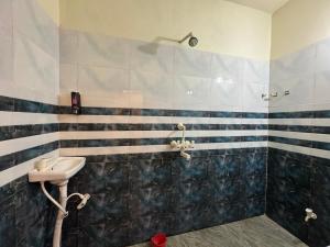 Un baño de Hotel Vrindavan View