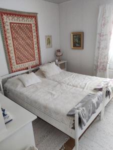 Ένα ή περισσότερα κρεβάτια σε δωμάτιο στο Puskan Mummola